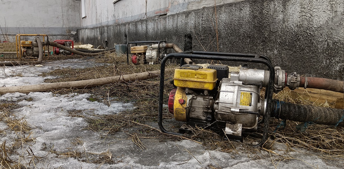 Откачка мотопомпами талой воды из подвала дома в Усолье-Сибирском
