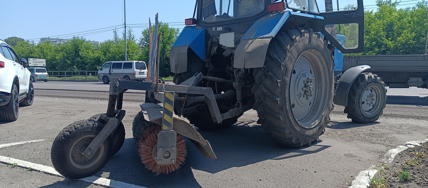 Услуги трактора с щеткой МТЗ в Иркутской области